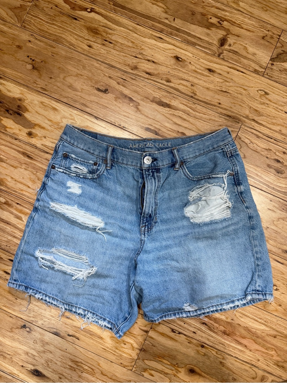 American Eagle Outfitters 90’s boyfriend shorts